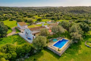 Finca rustique en vente avec permis pour location touristique, située dans une zone calme de Minorque. Profitez de vues dégagées, d'une piscine privée et d'un environnement naturel incomparable.